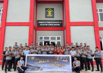 Lapas Lubuk Pakam Foto bersama usai pembagian takjil. Foto: Istimewa.