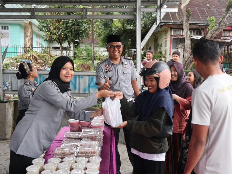 Rutan Tarutung saat melakukan pembagian Takjil kepada Masyarakat. Foto: Dok Istimewa.