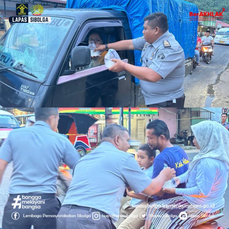 Lapas Kelas IIB Sibolga saat berbagi takjil kepada Masyarakat. Foto: Istimewa.